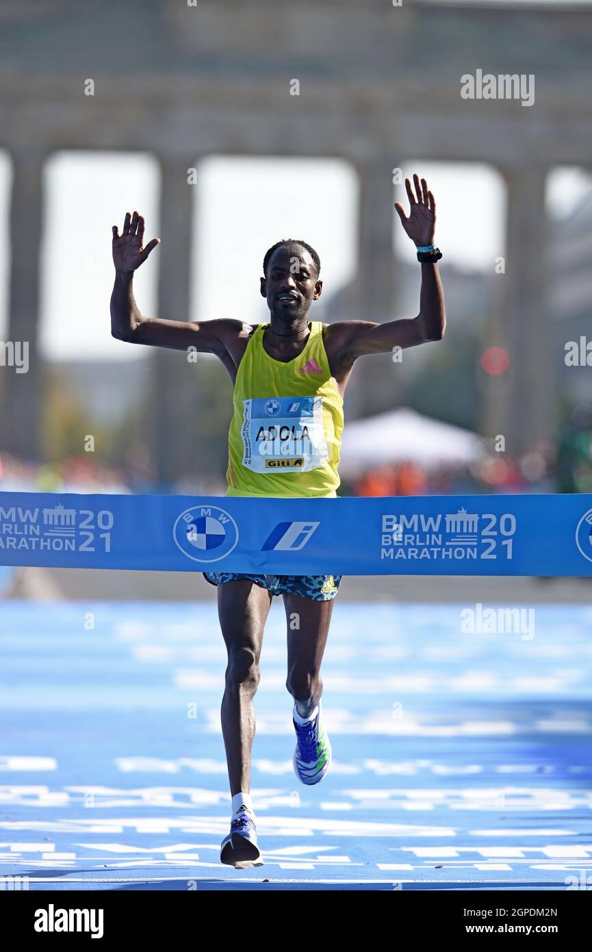 Guye Adola (ETH) feiert nach dem Gewinn des Herrenlaufes in 2:05:45 während des Berlin-MARATHON am Sonntag, 26. September 2021 in Berlin. (Jiro Mochizuki/Ima Stockfoto