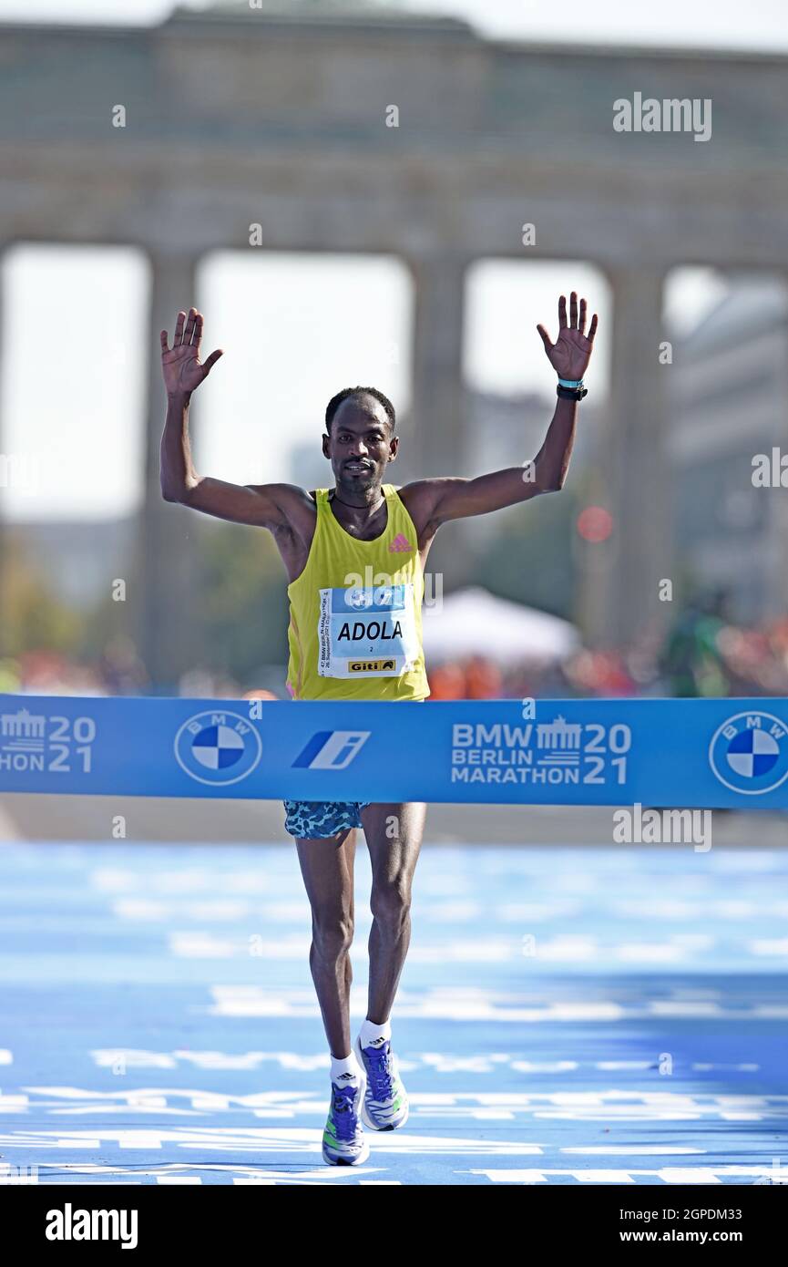 Guye Adola (ETH) feiert nach dem Gewinn des Herrenlaufes in 2:05:45 während des Berlin-MARATHON am Sonntag, 26. September 2021 in Berlin. (Jiro Mochizuki/Ima Stockfoto