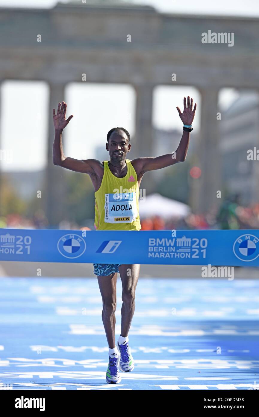 Guye Adola (ETH) feiert nach dem Gewinn des Herrenlaufes in 2:05:45 während des Berlin-MARATHON am Sonntag, 26. September 2021 in Berlin. (Jiro Mochizuki/Ima Stockfoto