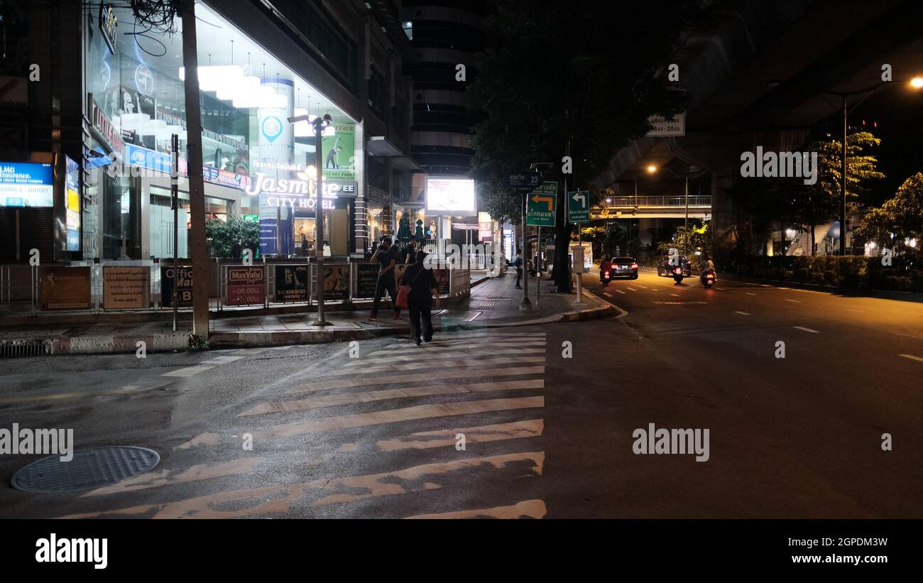 Korea Town Plaza Sukhumvit Road zwischen Soi Nana und Soi Asoke am Sonntagabend, den 26 2021. Oktober, Covid 19, Pandemie, Sperrung um 7:45 Uhr Stockfoto