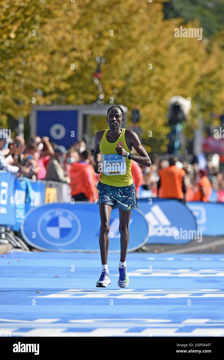 Guye Adola (ETH) gewinnt das Herrenrennen in 2:05:45 während des Berlin-MARATHON am Sonntag, 26. September 2021 in Berlin. (Jiro Mochizuki/Image of Sport) Stockfoto