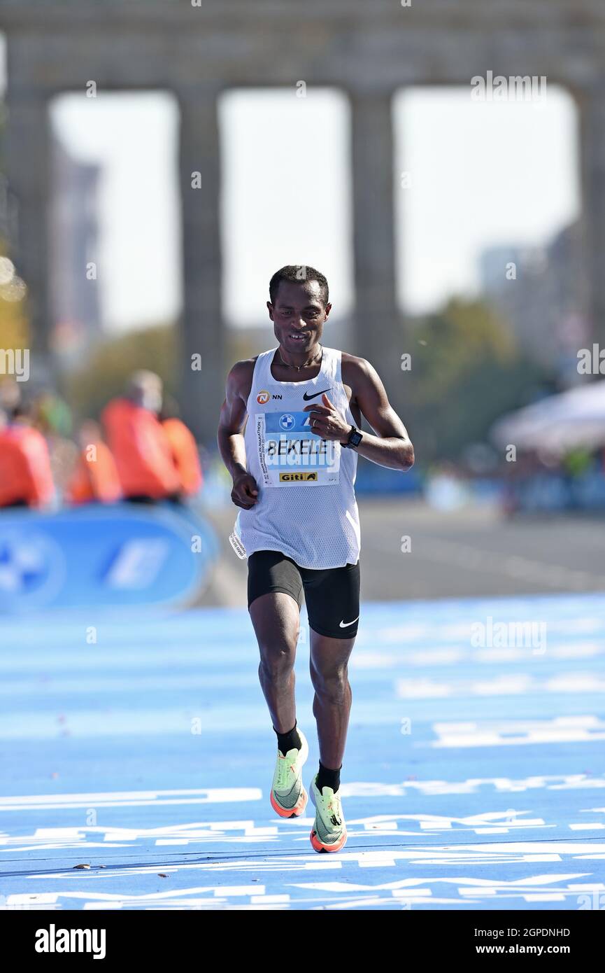 Kenenisa Bekele (ETH) belegt in 2:06:47, beim Berlin-Marathon am Sonntag, 26. September 2021, in Berlin den dritten Platz im Männerrennen. (Jiro Mochizuki/Bild des Sports) Stockfoto