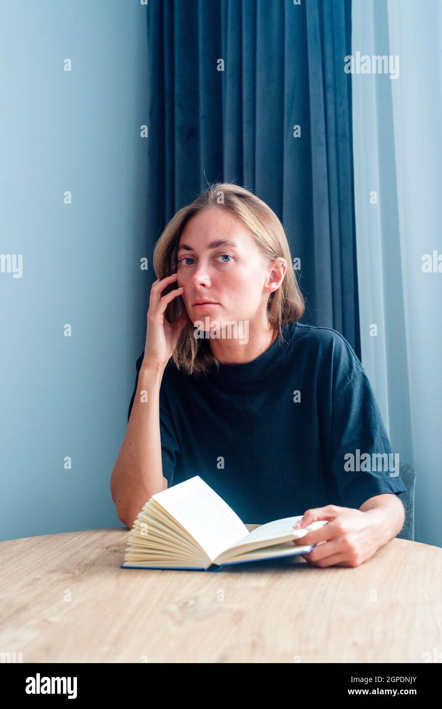 Junge Frau, lesen Stockfoto