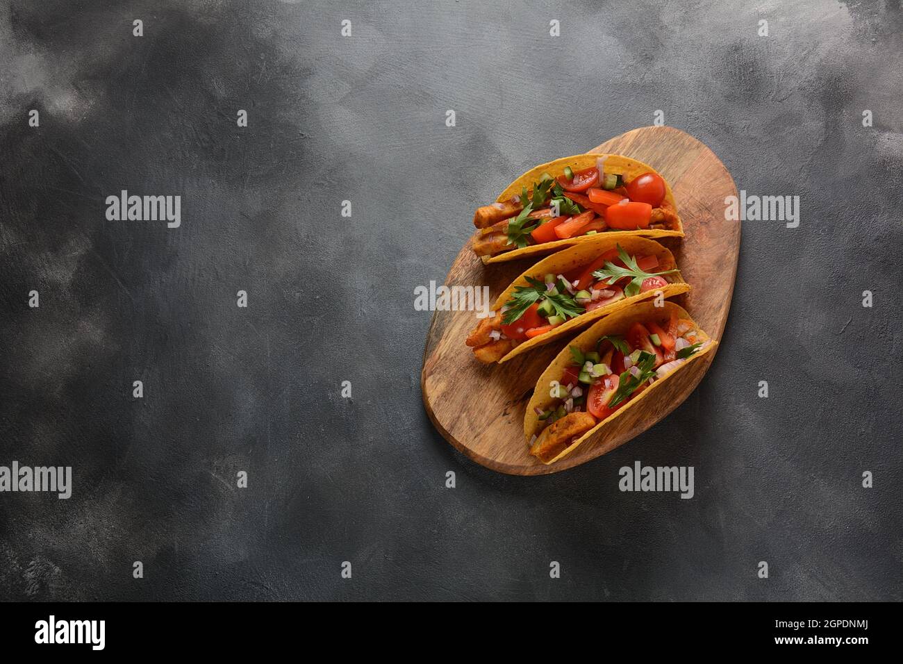 Tacos mit gegrilltem Huhn und Gemüse - Mexikanisches Essen Stil Stockfoto