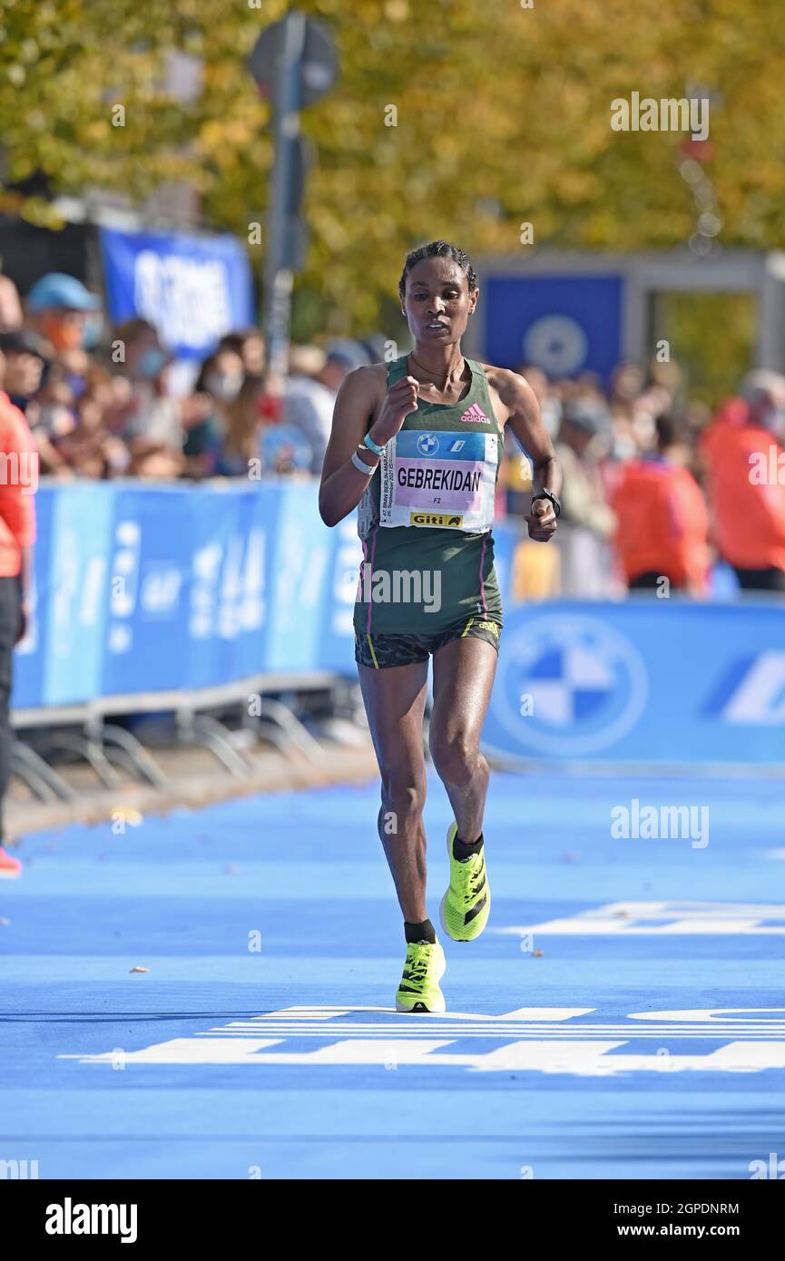 Hiwot Gebrekidan (ETH) belegt den zweiten Platz im Frauenrennen in 2:21:23 Uhr; beim Berlin-Marathon am Sonntag, 26. September 2021 in Berlin. (Jiro Mochizuki/Bild des Sports) Stockfoto