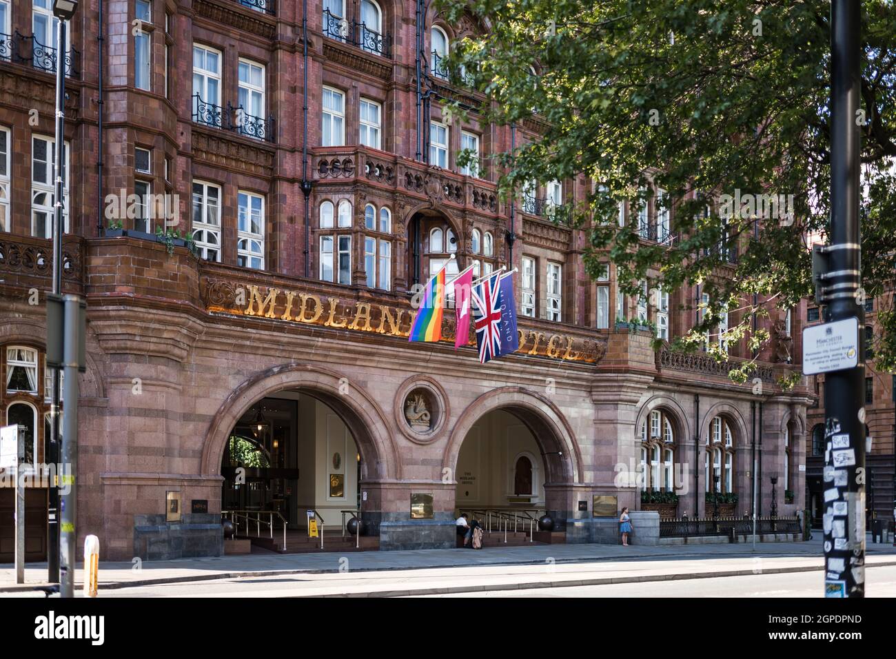 The Midland Hotel in Manchester 23.8.2021 - St Peters Square Historic wunderschönes altes Hotel im Stadtzentrum. Union Jack und Pride Flag fliegen draußen. Stockfoto