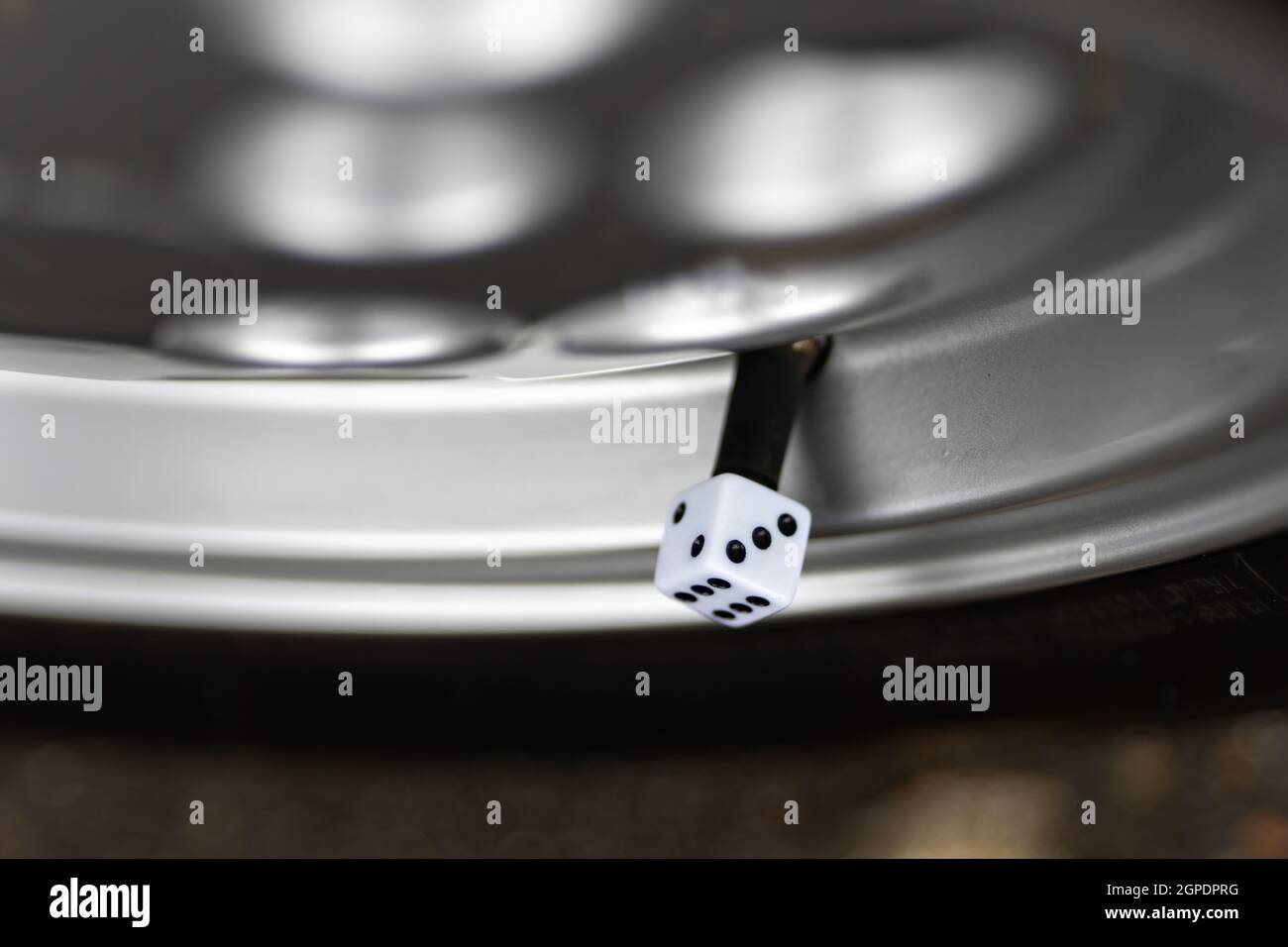 Würfel Würfel-Legierung Radventil Kappe Abdeckung. Nummer drei 3 im Fokus. Klassische Retro alte Staubkappe Rollen eine Matrize. Stockfoto