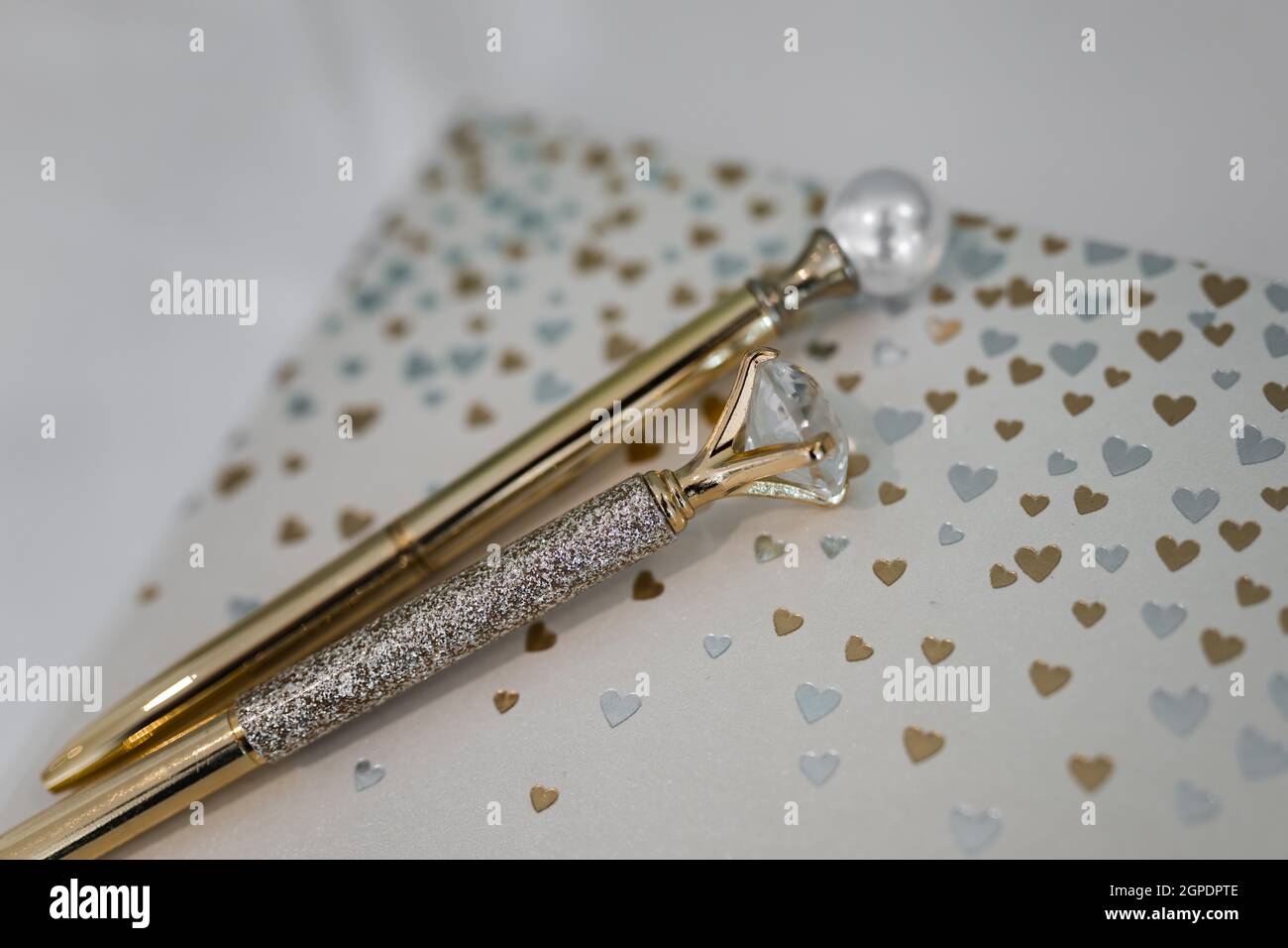 Schöner vergoldeter Stift mit Diamantspitze zur Unterzeichnung des Hochzeitsregisters nach der Zeremonie. Stockfoto
