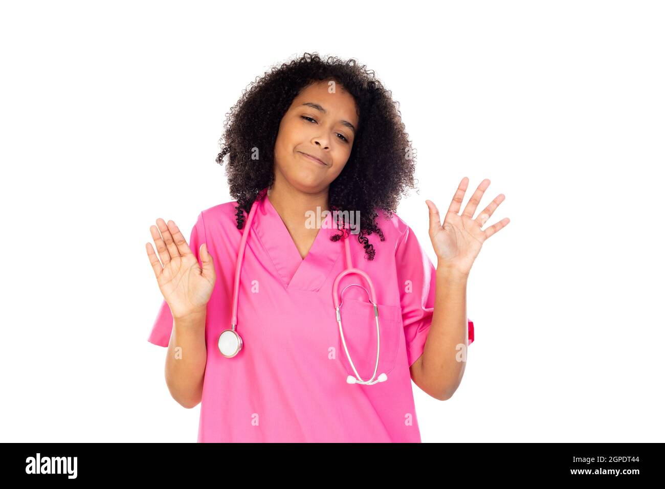 Liebenswert kleinen Arzt mit rosa Uniform isoliert auf einem weißen Hintergrund Stockfoto