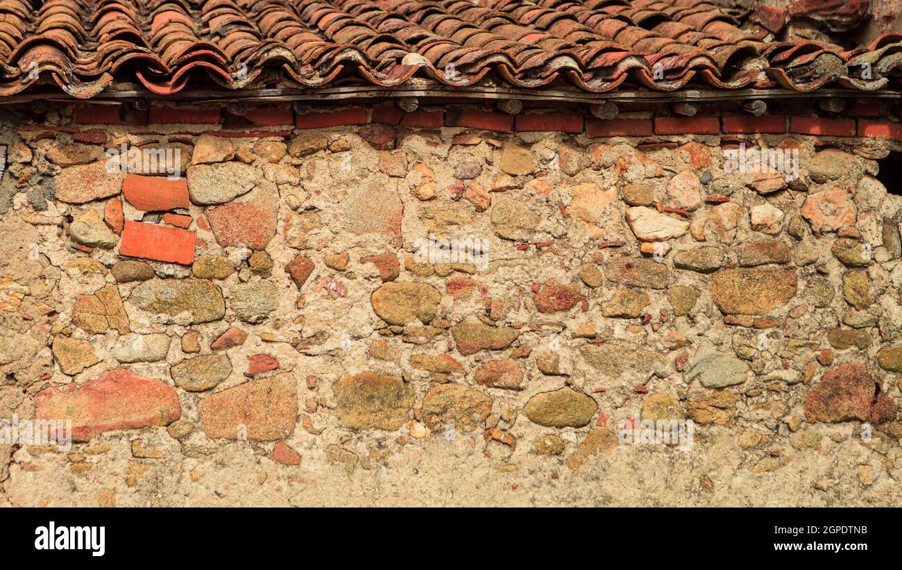 Alte Ziegel auf dem Dach einer Hütte. Beschädigtes Dach. Stockfoto