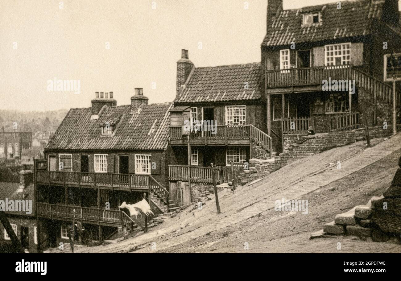 Waschklappen auf Linie vor den Häusern auf der Boulby Bank in Whitby im Juli 1926 Stockfoto