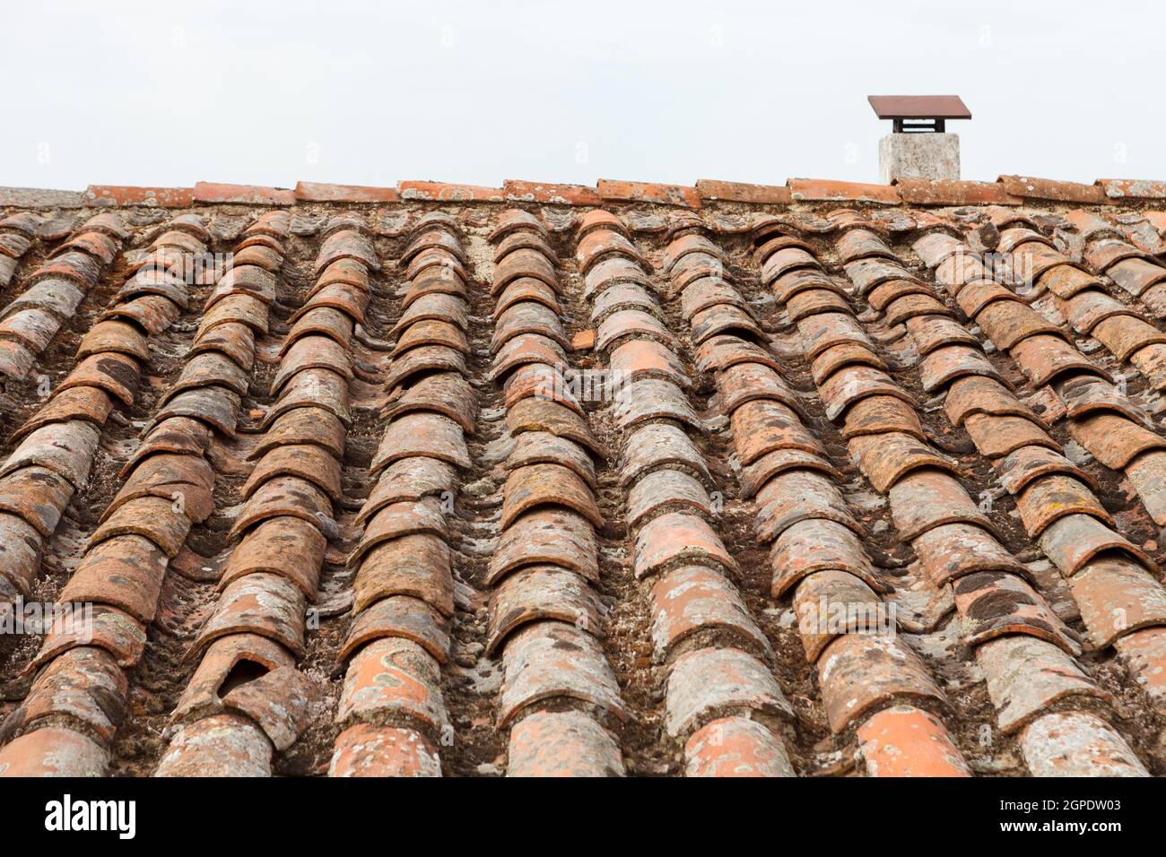 Gebrochene Ziegel auf dem Dach einer Hütte. Beschädigtes Dach. Stockfoto
