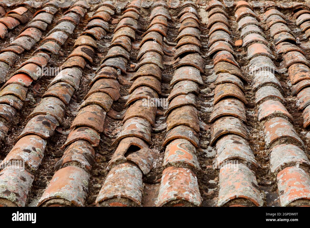 Gebrochene Ziegel auf dem Dach einer Hütte. Beschädigtes Dach. Stockfoto