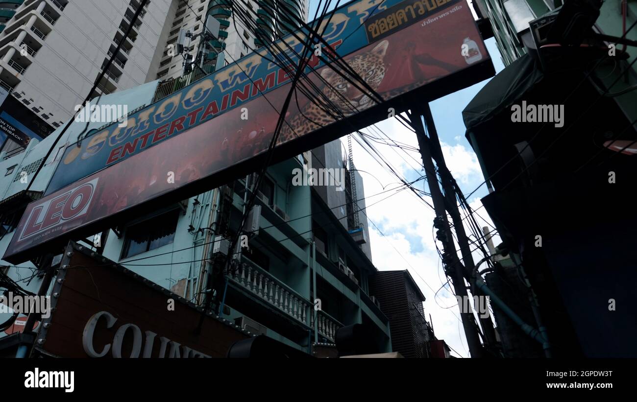 Haupteingang Soi Cowboy Entertainment Zone in Bangkok Thailand Shut Down Covid 19 Pandemic Lockdown Maintenance Crew Stockfoto