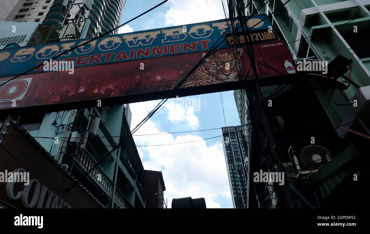 Haupteingang Soi Cowboy Entertainment Zone in Bangkok Thailand Shut Down Covid 19 Pandemic Lockdown Maintenance Crew Stockfoto