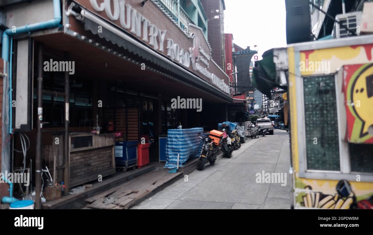 Country Road Soi Cowboy Entertainment Zone in Bangkok Thailand hat Covid 19 Pandemic Lockdown Maintenance Crew geschlossen Stockfoto