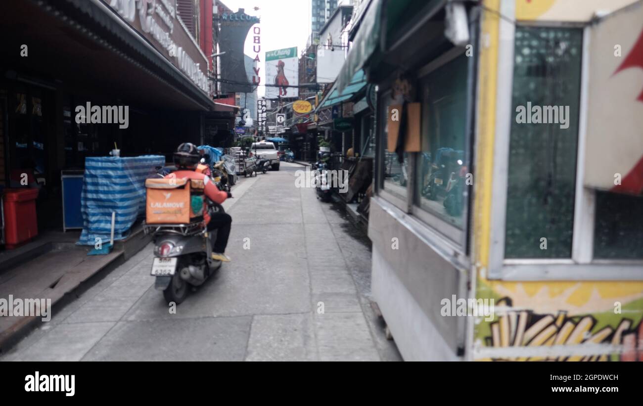 Soi Cowboy Alleyway Entertainment Zone in Bangkok Thailand schloss Covid 19 Pandemic Lockdown Maintenance Crew ab Stockfoto