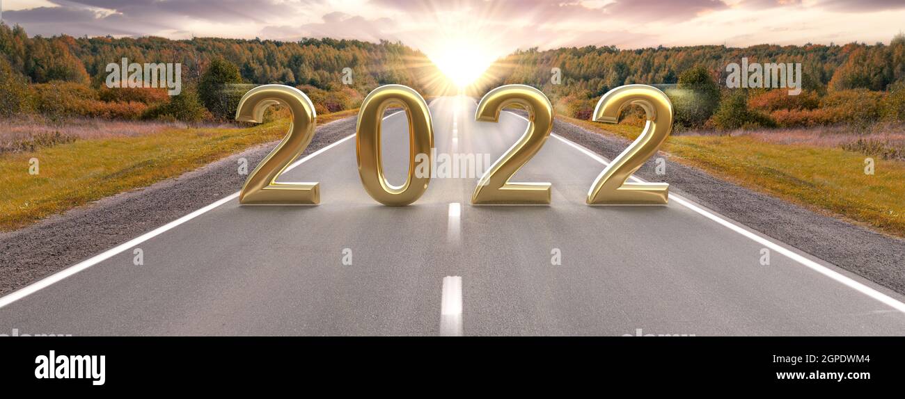 Ziele, die sich nach 2022 bewegen, Weg nach 2022. Text 2022 auf der Autobahn mitten auf leerer Asphaltstraße und schönem Himmel. Konzept für Trend Vision. Ban Stockfoto