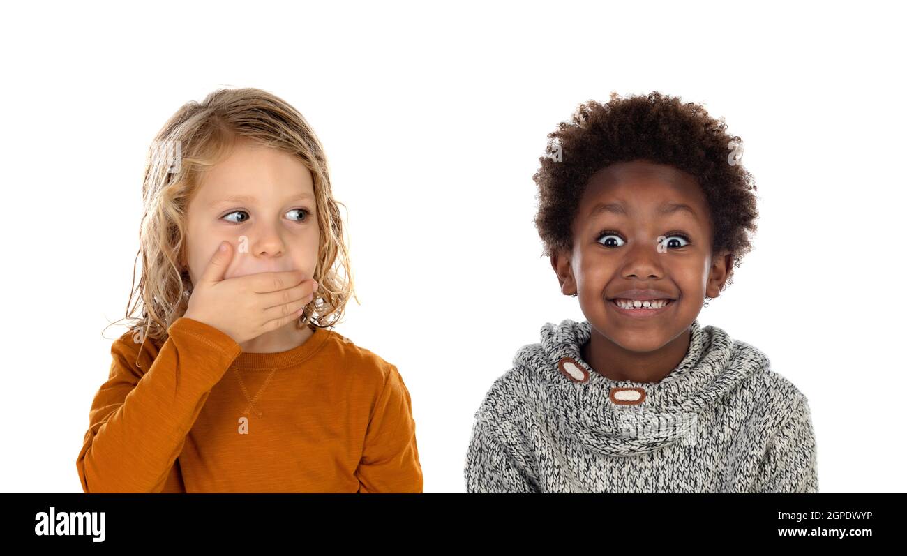 Zwei kleine Kinder, die ihren Mund auf weißem Hintergrund Stockfoto