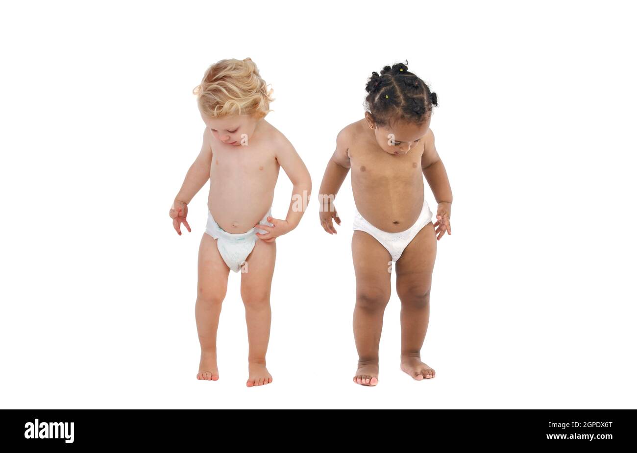 Schöne Babys in Windel stehend isoliert auf einem weißen Hintergrund Stockfoto
