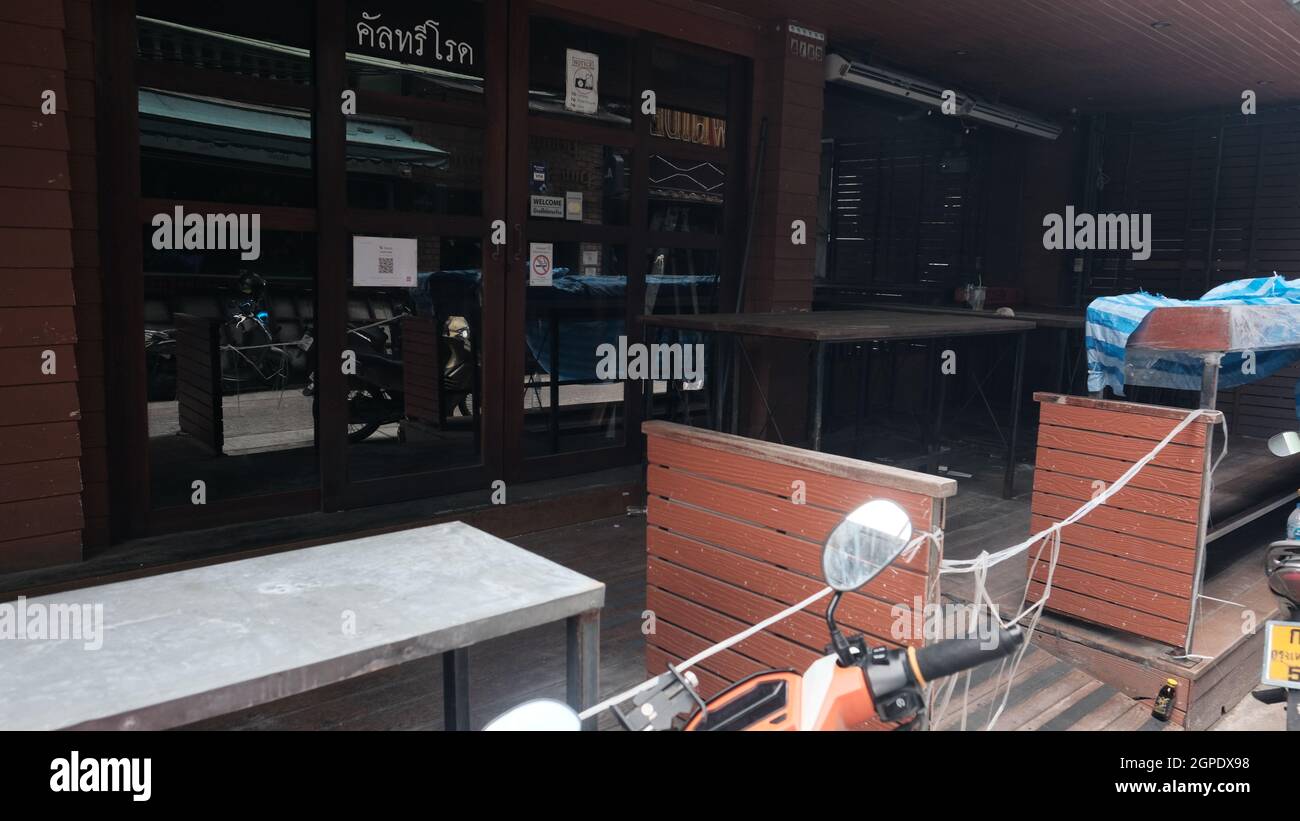 Shut Down Bar Soi Cowboy Entertainment Zone in Bangkok Thailand Shut Down Covid 19 Pandemic Lockdown Maintenance Crew Stockfoto