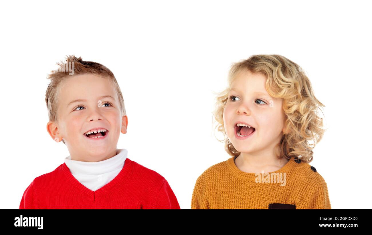Zwei blonde Kinder lachen isoliert auf weißem Hintergrund Stockfoto