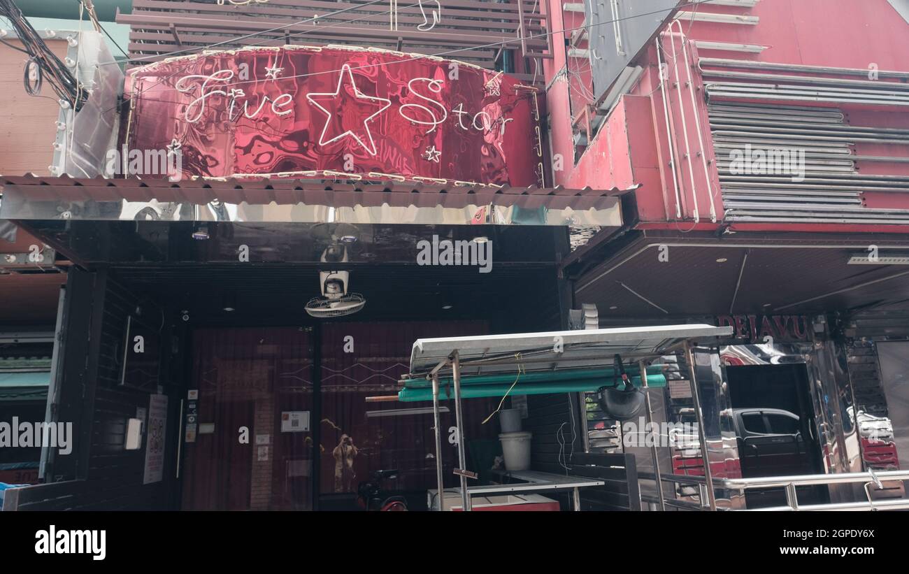 Five Star Bar Soi Cowboy Entertainment Zone in Bangkok Thailand schloss Covid 19 Pandemic Lockdown Maintenance Crew ab Stockfoto
