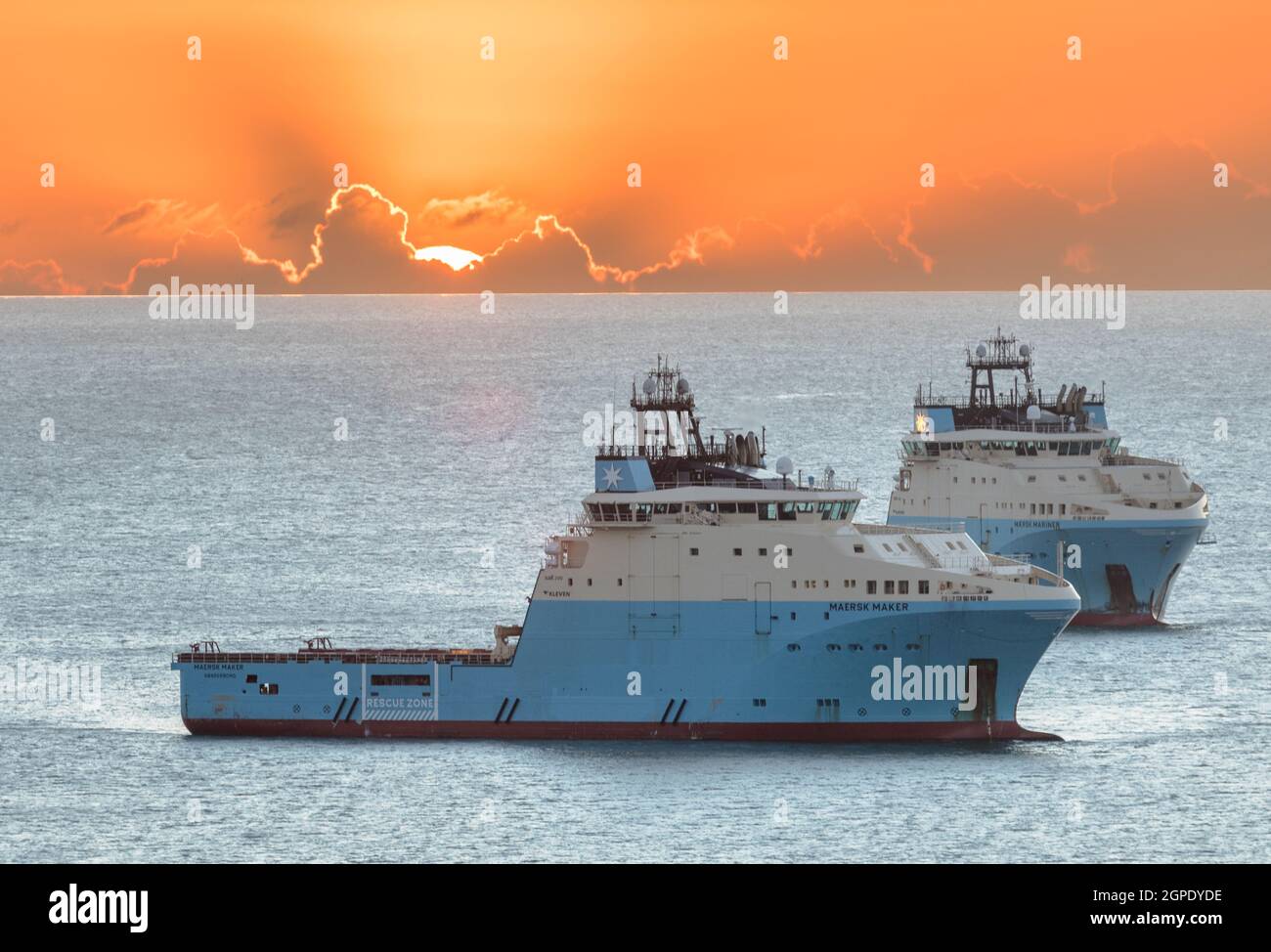 Myrtleville, Cork, Irland. September 2021. Die dänischen registrierten Offshore-Versorgungsschiffe Maersk Maker und Maersk Mariner liegen vor Sonnenaufgang vor Myrtleville, Co. Cork, Irland, vor Anker. Die Schlepper werden bei der Stilllegung des Kinsale-Gasfeldes eingesetzt. - Bild; David Creedon Kredit: David Creedon/Alamy Live Nachrichten Stockfoto