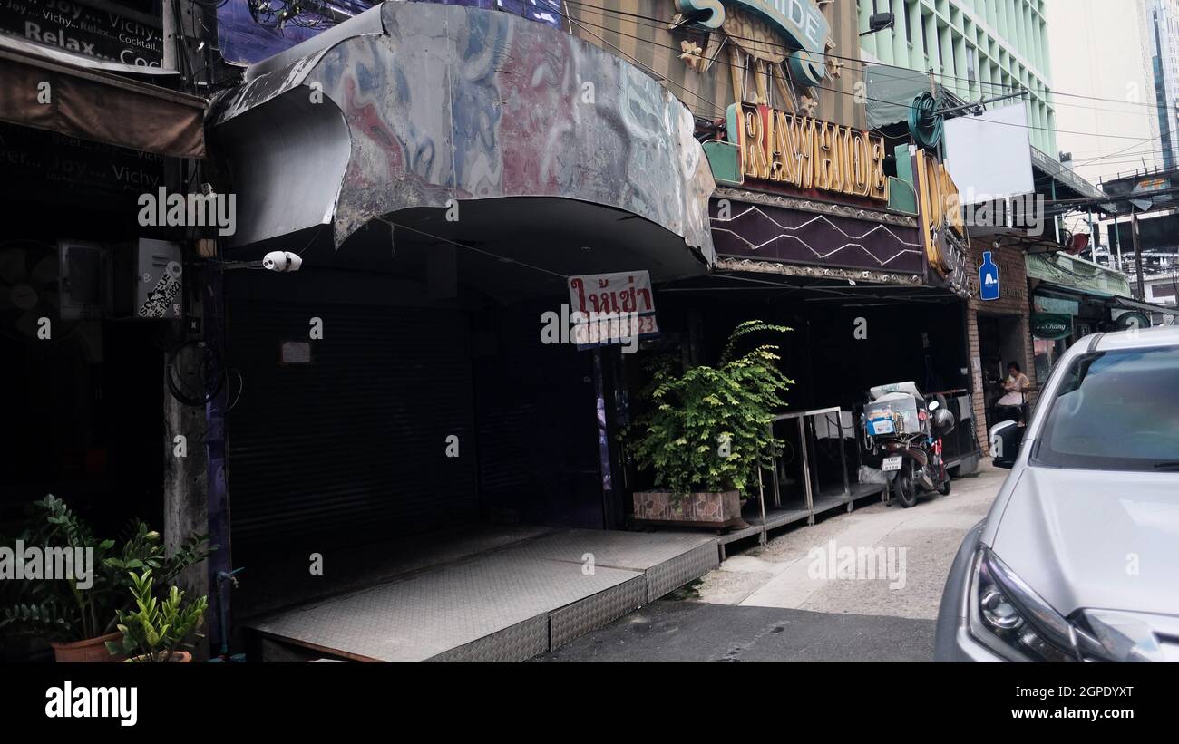Geschlossener Nachtclub Soi Cowboy Entertainment Zone in Bangkok Thailand schloss Covid 19 Pandemic Lockdown Maintenance Crew ab Stockfoto