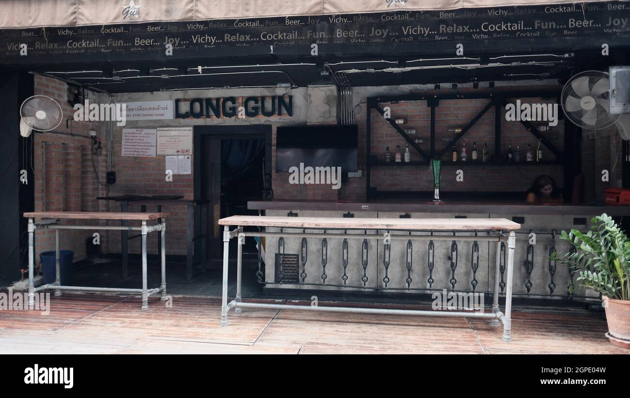 Long Gunn Soi Cowboy Entertainment Zone in Bangkok Thailand schloss Covid 19 Pandemic Lockdown Maintenance Crew ab Stockfoto