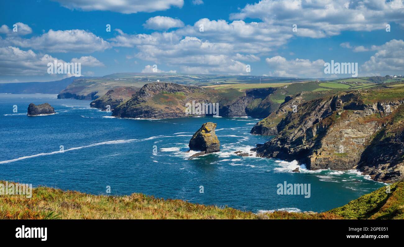 Die wunderschöne Küste von Cornish vom South West Coastal Path zwischen Widemouth Bay und Bude Stockfoto