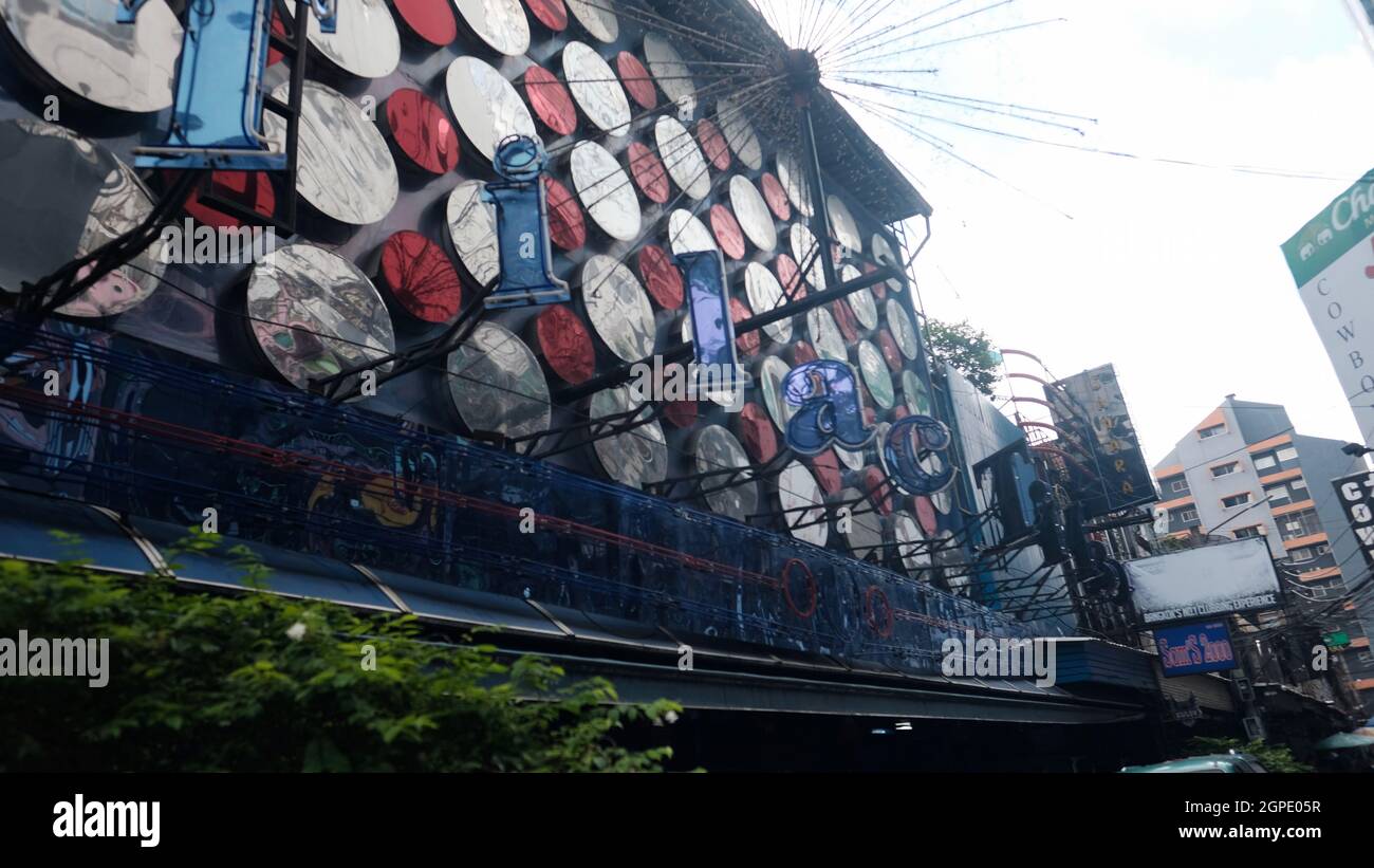 Tilac Bar Soi Cowboy Entertainment Zone in Bangkok Thailand schloss Covid 19 Pandemic Lockdown Maintenance Crew ab Stockfoto