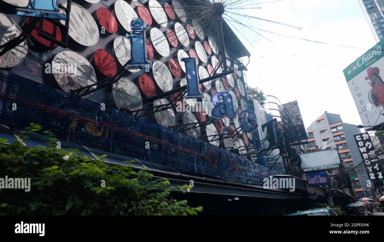 Tilac Bar Soi Cowboy Entertainment Zone in Bangkok Thailand schloss Covid 19 Pandemic Lockdown Maintenance Crew ab Stockfoto