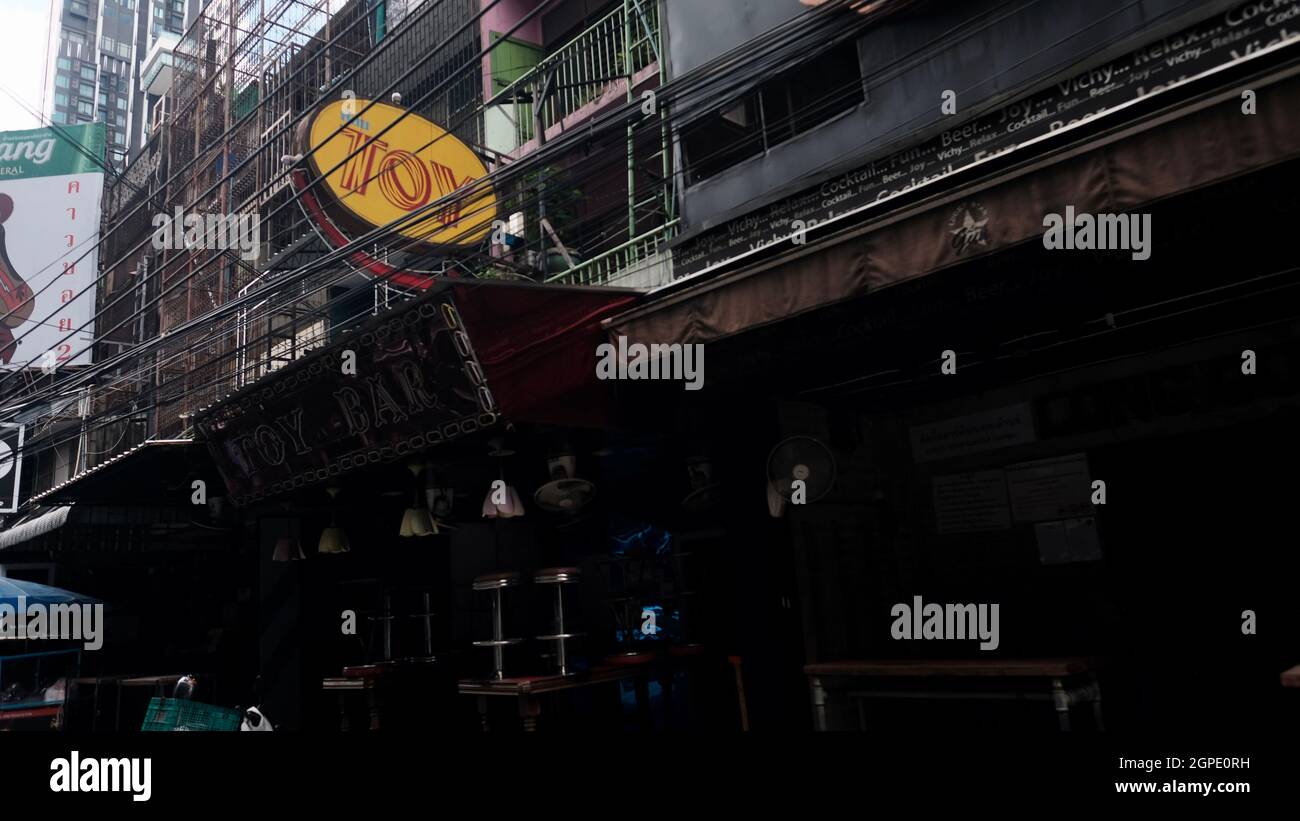Toy Bar Soi Cowboy Entertainment Zone in Bangkok Thailand schloss Covid 19 Pandemic Lockdown Maintenance Crew ab Stockfoto