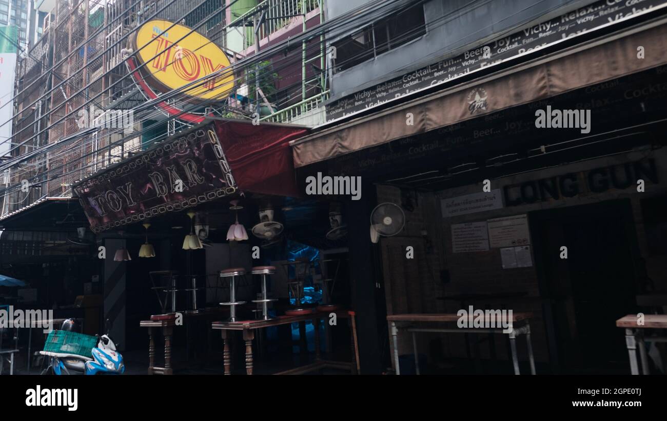 Toy Bar Soi Cowboy Entertainment Zone in Bangkok Thailand schloss Covid 19 Pandemic Lockdown Maintenance Crew ab Stockfoto
