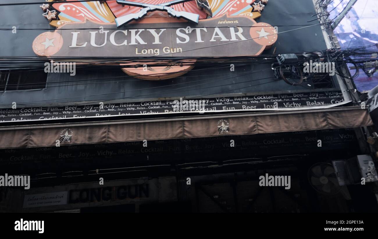 Lucky Star Bar Soi Cowboy Entertainment Zone in Bangkok Thailand schloss Covid 19 Pandemic Lockdown Maintenance Crew ab Stockfoto