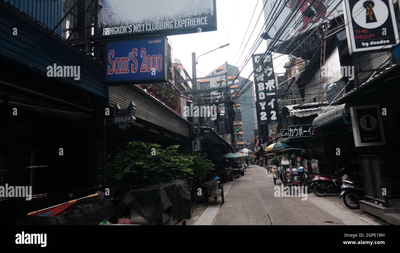 Sam's 2000 Soi Cowboy Entertainment Zone in Bangkok, Thailand, hat die Covid 19 Pandemic Lockdown Maintenance Crew geschlossen Stockfoto