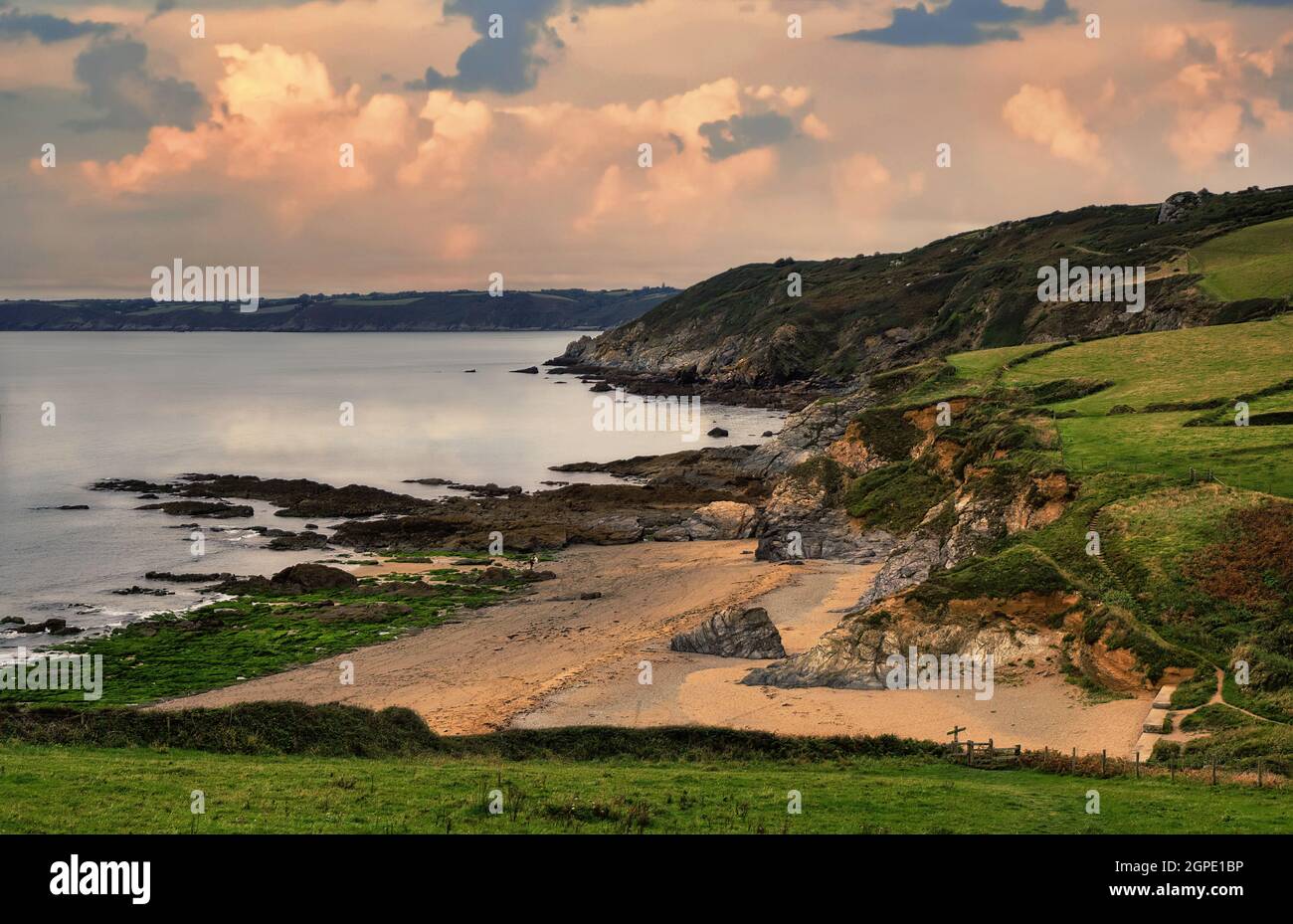 Hemmick Beach ist ein hübscher kleiner Sandstrand, der westlich von Dodman Point auf der Roseland Peninsula in Cornwall liegt. Stockfoto