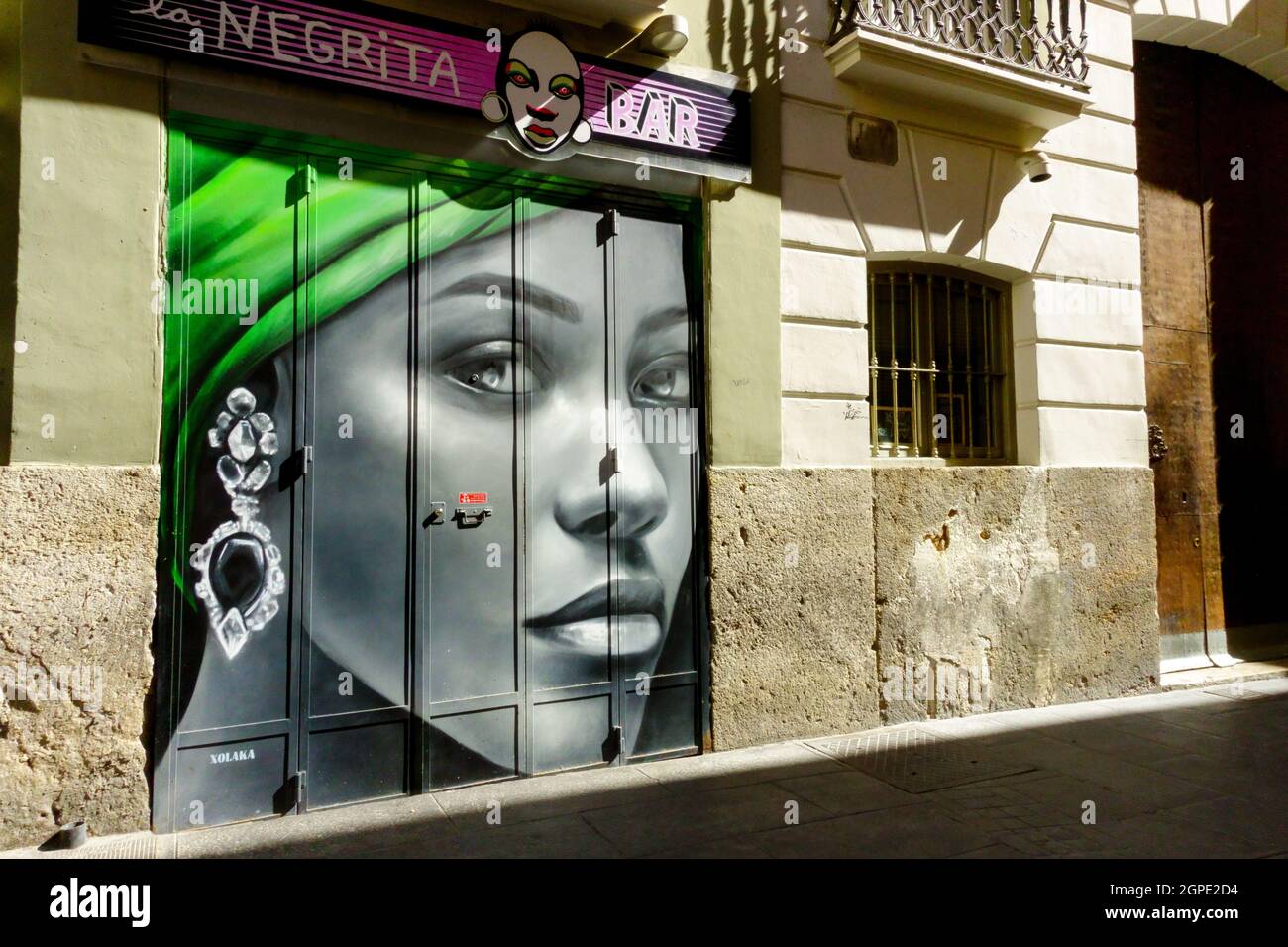 Valencia Street Art Altstadt Spanien Valencia Altstadt geschlossen Negrita Bar dekorierte Türen Stockfoto