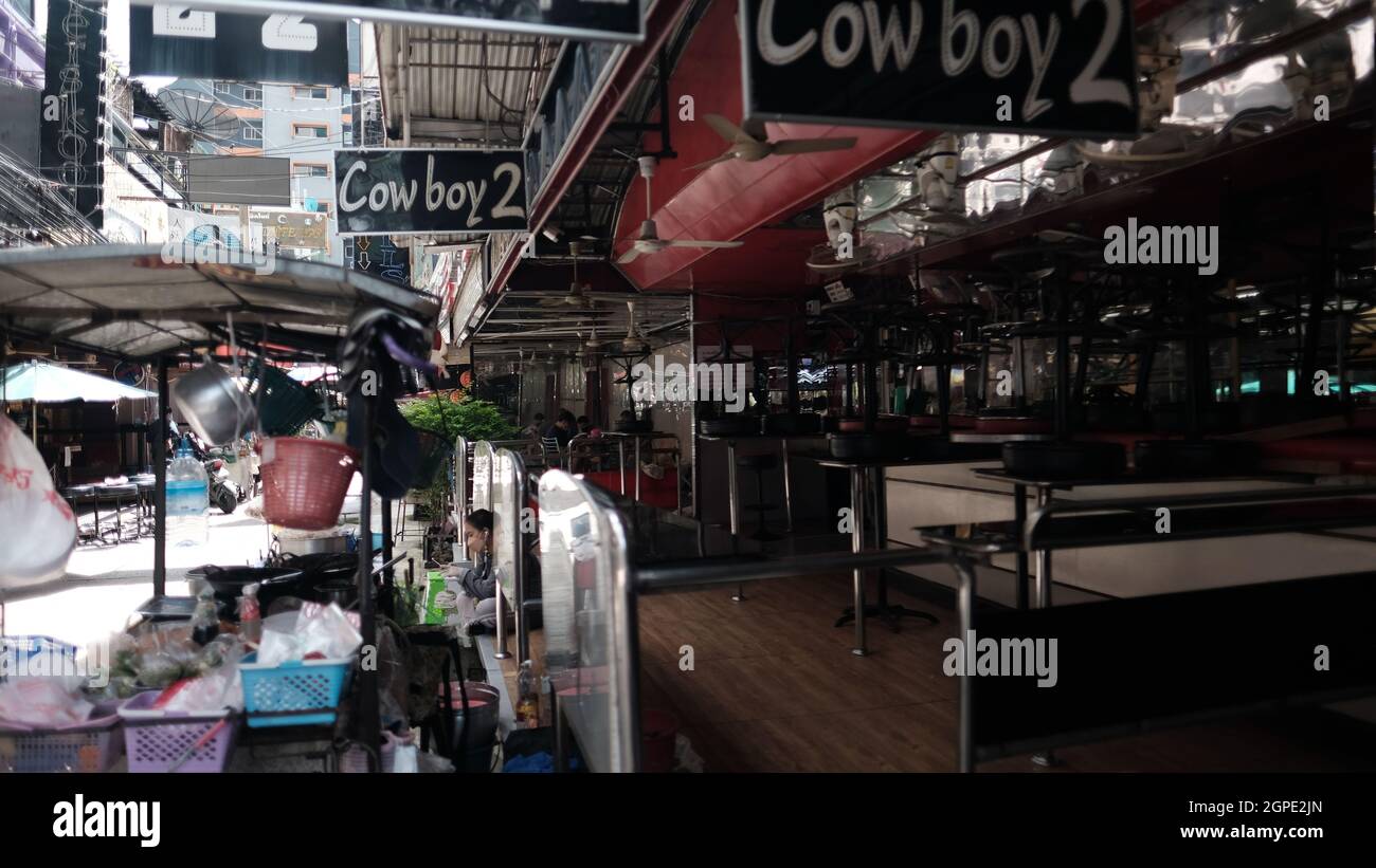 Soi Cowboy Entertainment Zone in Bangkok Thailand schloss Covid 19 Pandemic Lockdown Maintenance Crew ab Stockfoto