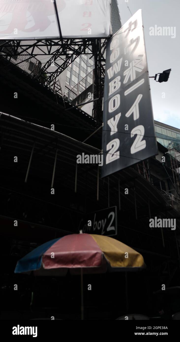 Cowboy 2 Bar Soi Cowboy Entertainment Zone in Bangkok Thailand hat Covid 19 Pandemic Lockdown Maintenance Crew geschlossen Stockfoto