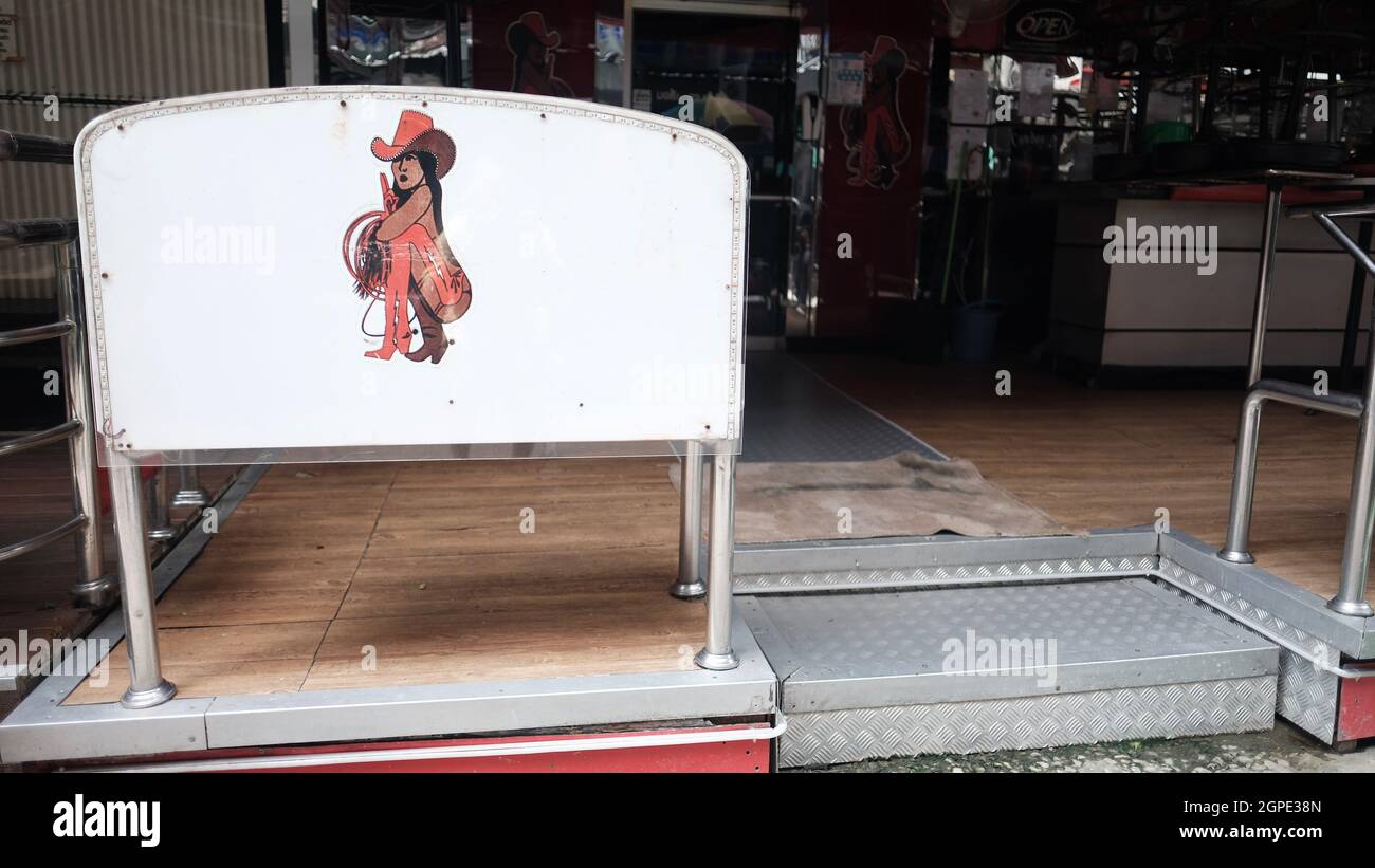 Cowboy Bar Soi Cowboy Entertainment Zone in Bangkok Thailand schloss Covid 19 Pandemic Lockdown Maintenance Crew ab Stockfoto