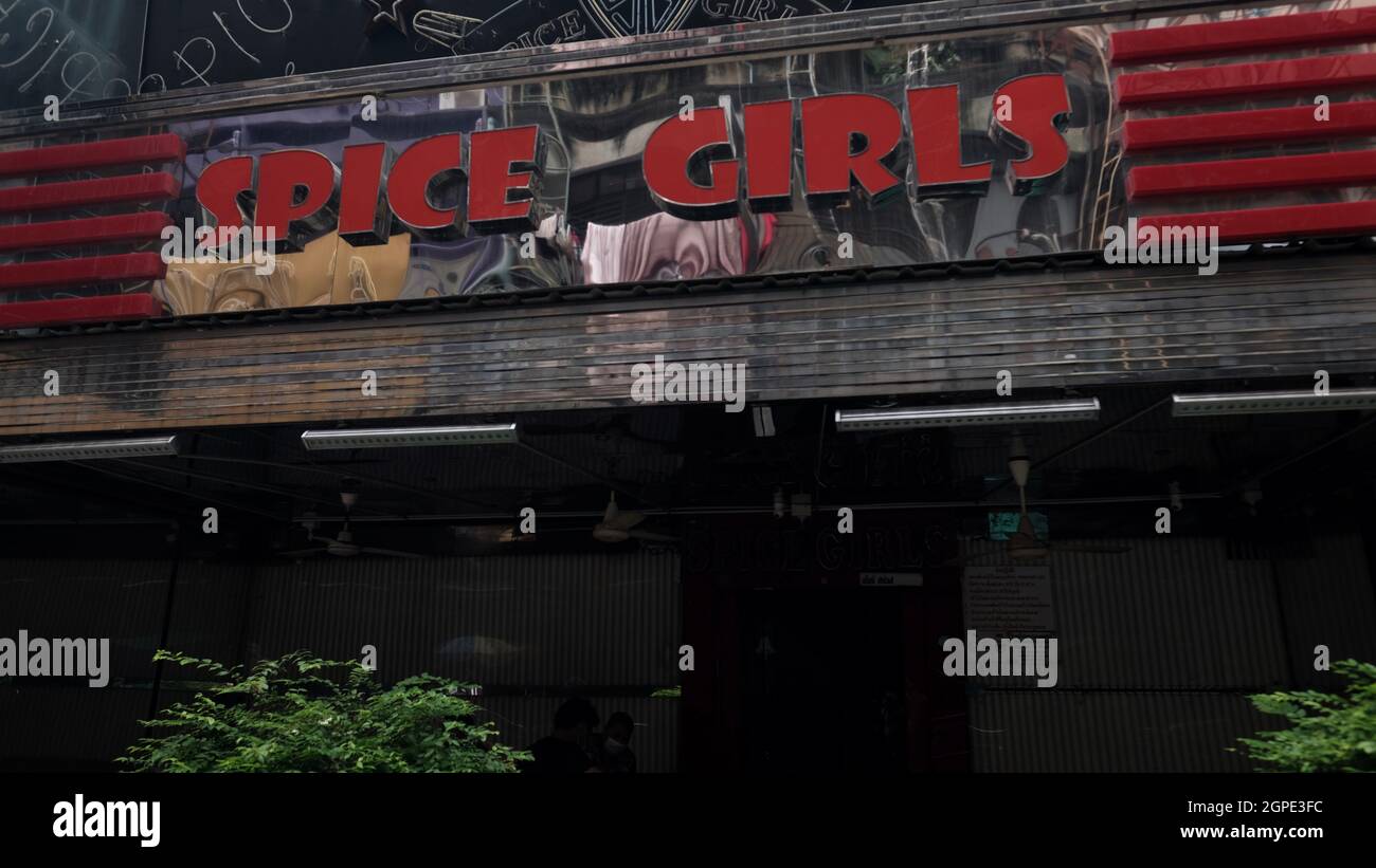 Spice Girls Soi Cowboy Entertainment Zone in Bangkok Thailand hat Covid 19 Pandemic Lockdown Maintenance Crew geschlossen Stockfoto