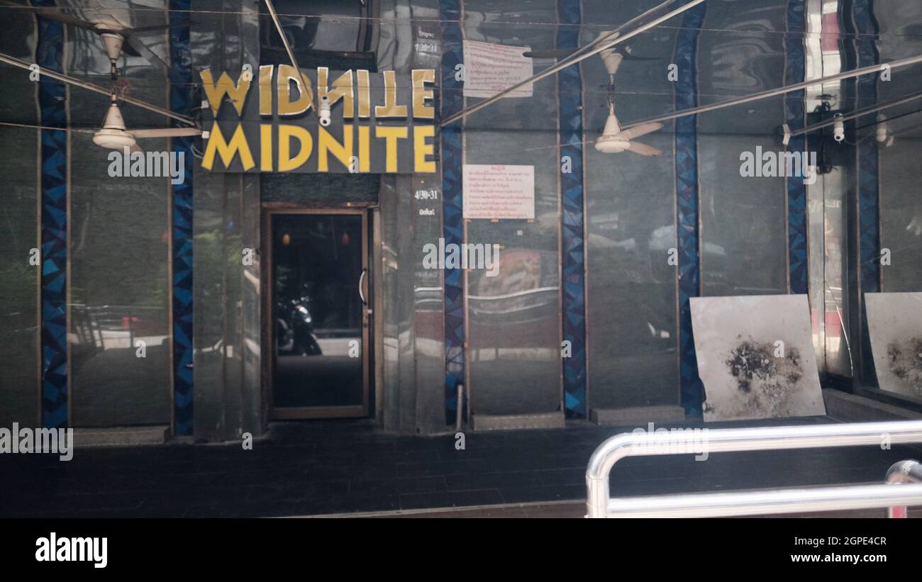 Midnete Bar Soi Cowboy Entertainment Zone in Bangkok Thailand schloss Covid 19 Pandemic Lockdown Maintenance Crew ab Stockfoto