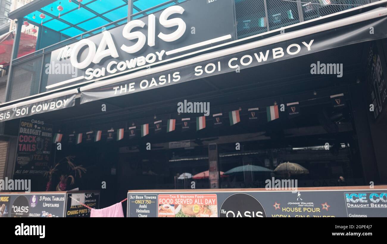 Oasis Bar Soi Cowboy Entertainment Zone in Bangkok Thailand schloss Covid 19 Pandemic Lockdown Maintenance Crew ab Stockfoto