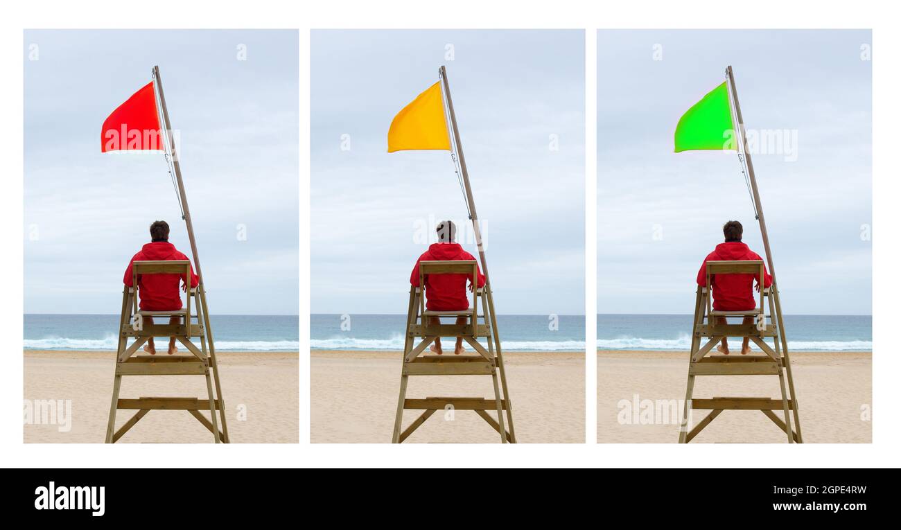 Drei Optionen am Strand. Der Rettungsschwimmer sitzt mit drei verschiedenen Flaggen Stockfoto