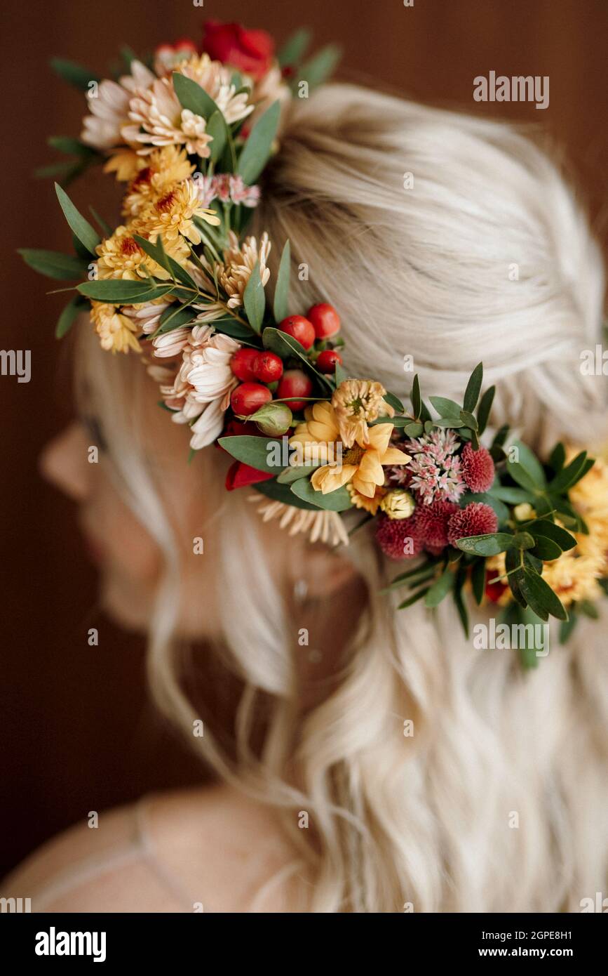 Hochzeitskranz aus getrockneten Blumen auf dem Kopf eines Braut mit weißen  Haaren Stockfotografie - Alamy
