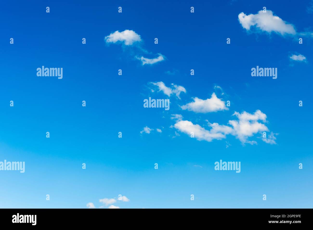 Blauer Himmel mit vereinzelten Wolken über Bayern im Sommer 2018. Stockfoto