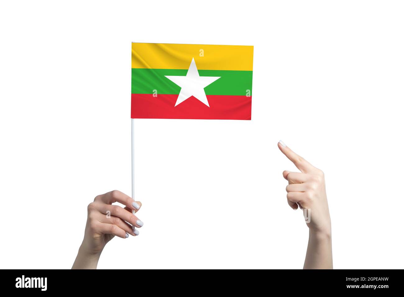 Eine schöne weibliche Hand hält eine Myanmar-Flagge, auf der sie den Finger ihrer anderen Hand zeigt, isoliert auf weißem Hintergrund. Stockfoto