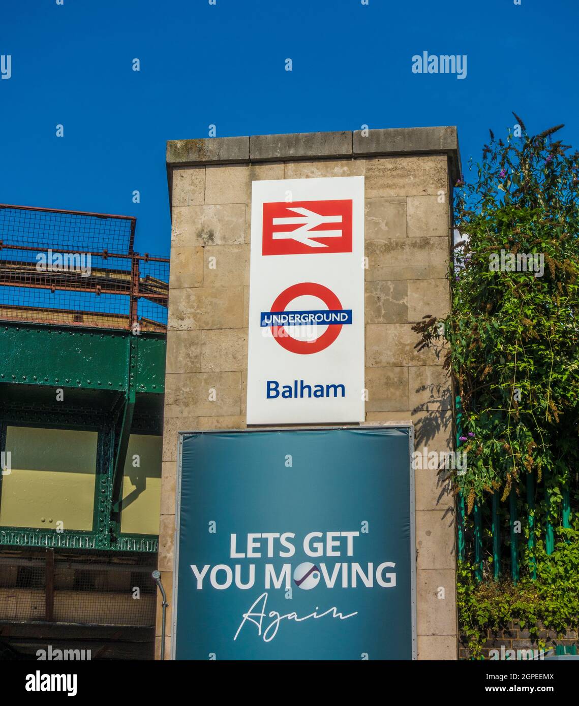 Backsteinbau neben einer Brücke über die Hauptstraße mit einem Schild für die Balham-U-Bahn und den Hauptbahnhof. London, England, Großbritannien. Stockfoto